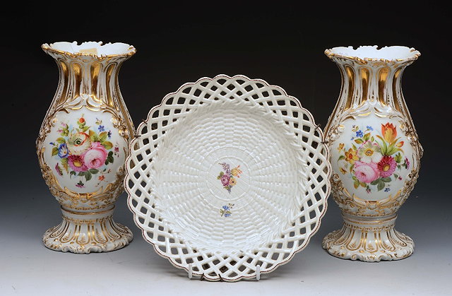 Appraisal: AN ENGLISH PORCELAIN BASKET WORK PLATE with simple floral swag