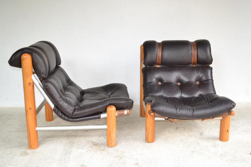 Appraisal: TWO ROBERT DUNLOP AUSTRALIAN SQUATTERS CHAIRS IN LEATHER WITH PINE