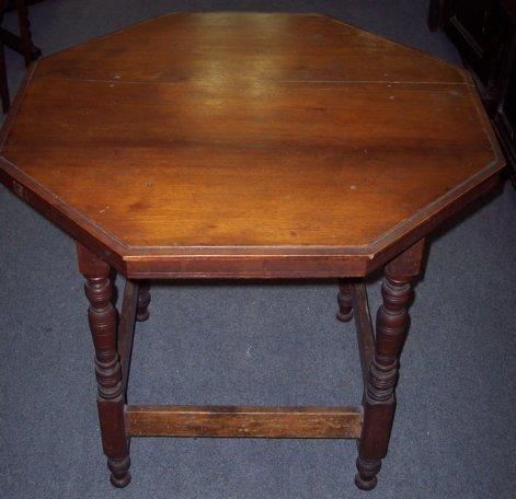 Appraisal: An Edwardian octagonal table on turned legs