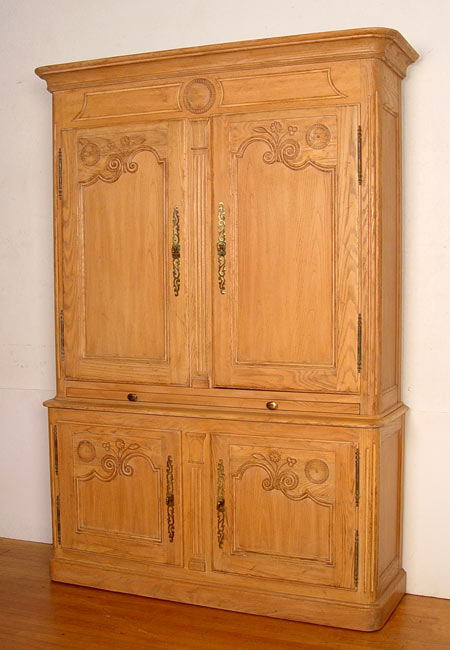 Appraisal: COUNTRY FRENCH STYLE BAKER FURNITURE PINE BAR CUPBOARD Two part