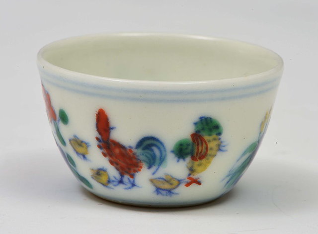 Appraisal: A MINIATURE CHINESE CHICKEN CUP Chenghua six character mark th