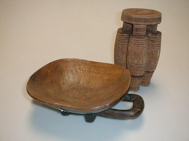 Appraisal: An African hardwood dish rounded oblong on four peg feet