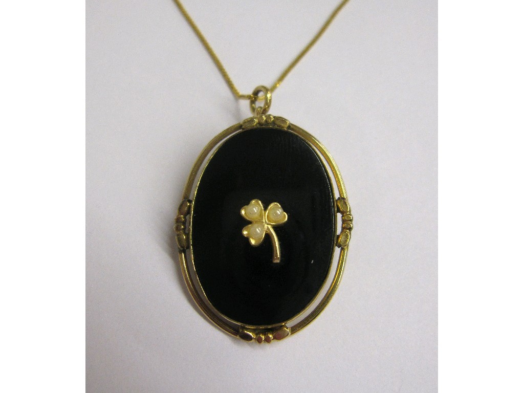 Appraisal: Onyx pendant with seed pearl set gold shamrock centre on