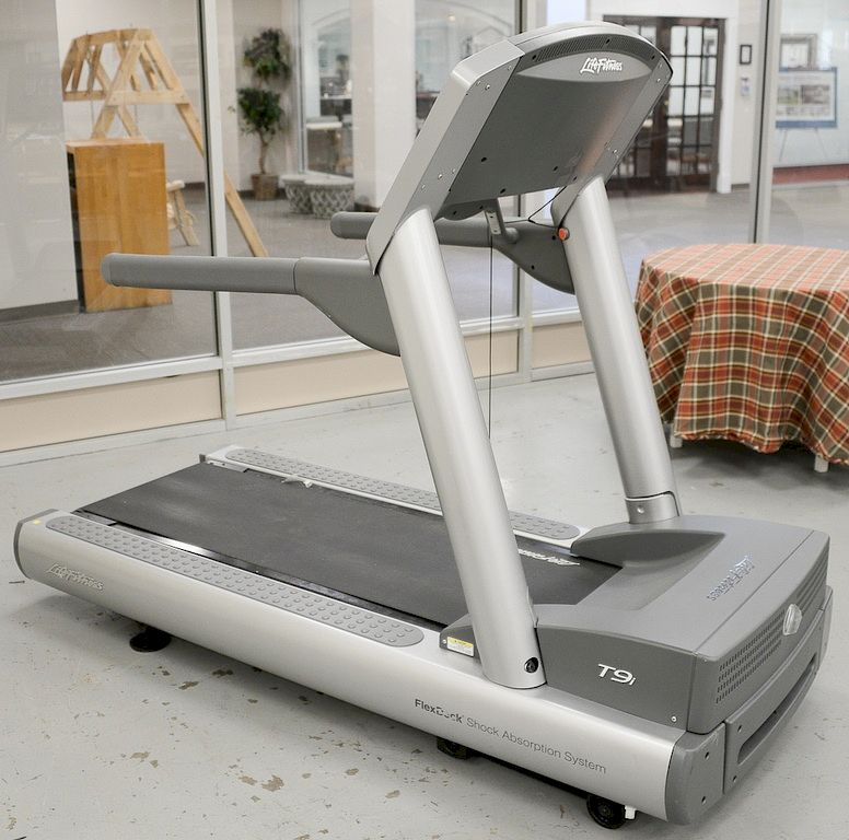 Appraisal: Life Fitness T i treadmill with Flex Deck Shock absorption