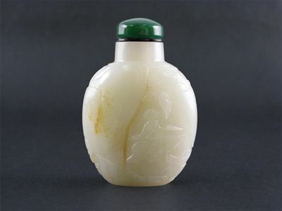 Appraisal: A good Chinese Suzhou school celadon jade snuff bottle carved