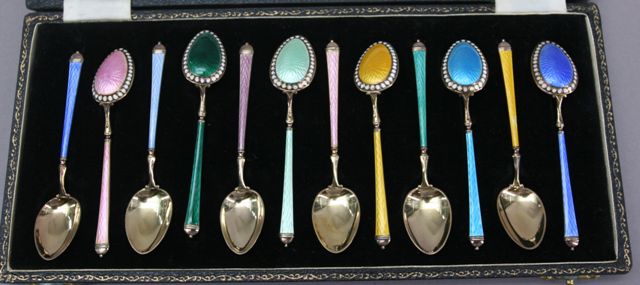 Appraisal: A fine boxed set of twelve mocca spoons in silver