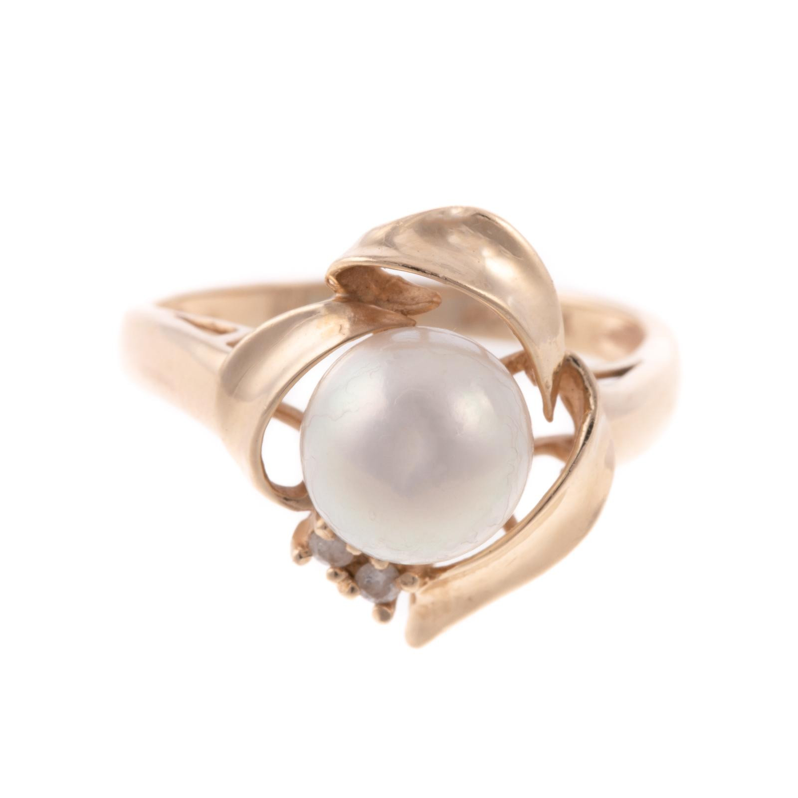 Appraisal: A RIBBON PEARL DIAMOND RING IN K K yellow gold