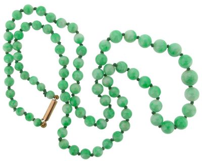 Appraisal: A graduated single row jade bead necklace The beads graduate