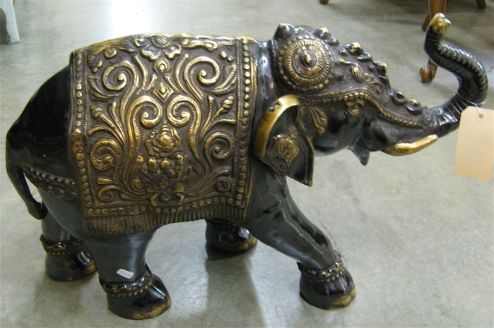 Appraisal: ELEPHANT SCULPTURE IN BRONZE a cast depiction of an Asian