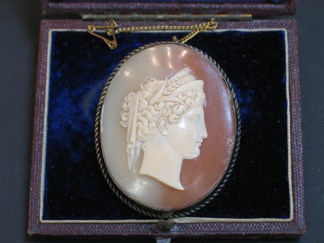 Appraisal: AN ETRUSCAN STYLE OVAL CAMEO depicting the side profile of