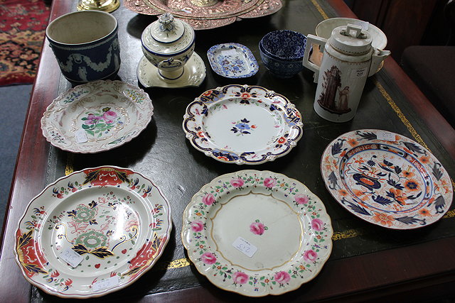 Appraisal: A MIXED QUANTITY OF CERAMICS to include a continental porcelain