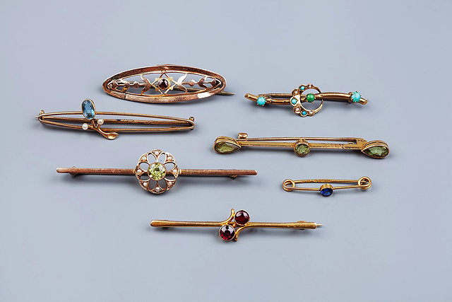 Appraisal: A SAPPHIRE AND DIAMOND SET BAR BROOCH the central flowerhead