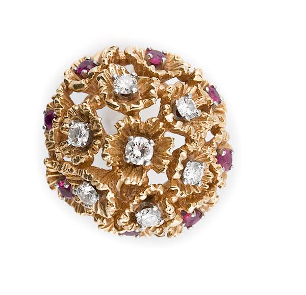 Appraisal: K RUBY AND DIAMOND CLUSTER RING A gold cocktail floral