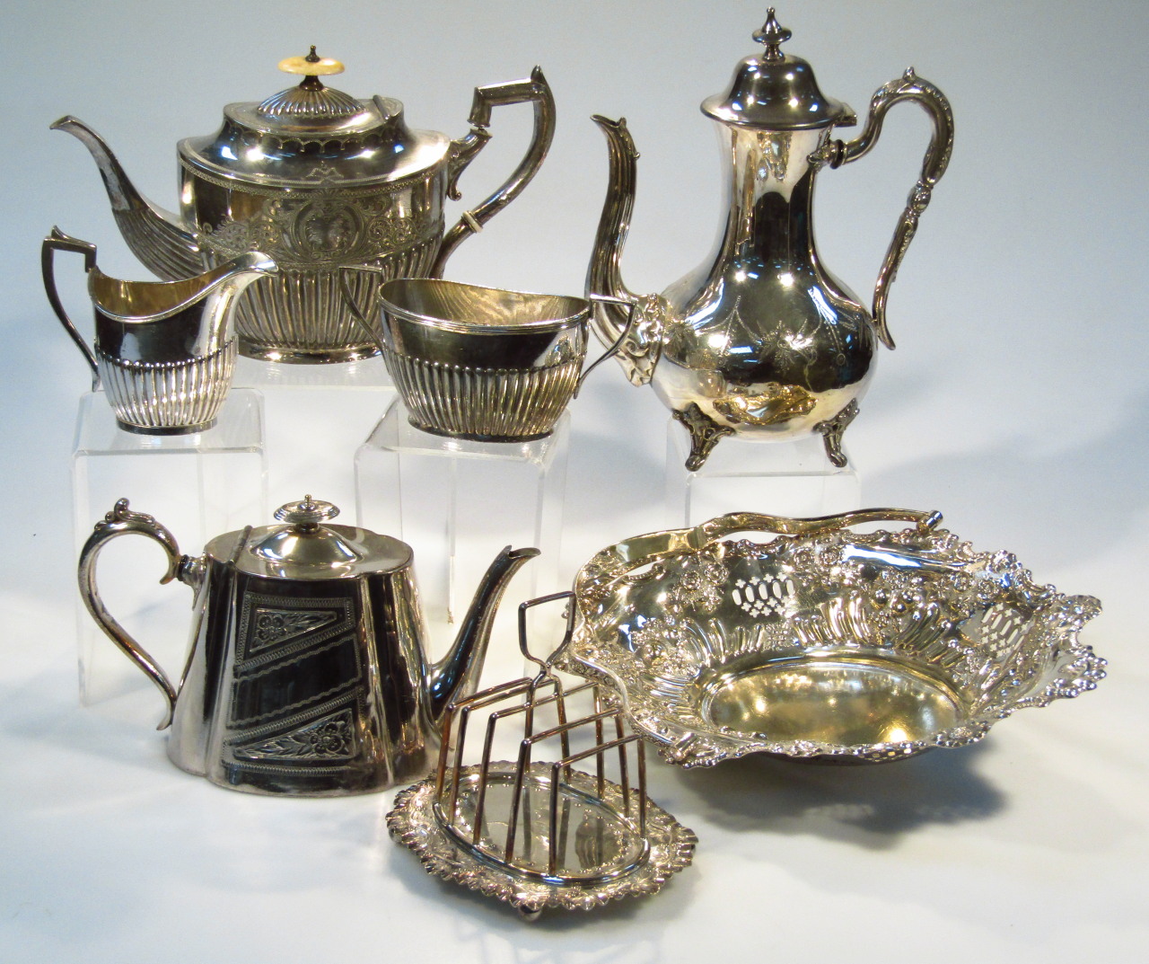 Appraisal: Various silver plate comprising an Edwardian toast rack with four