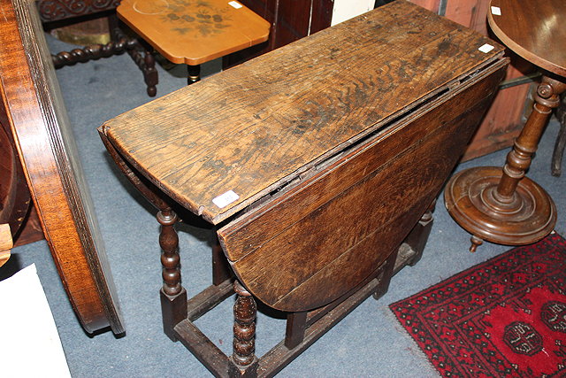 Appraisal: AN TH CENTURY OAK GATELEG TABLE with an oval top