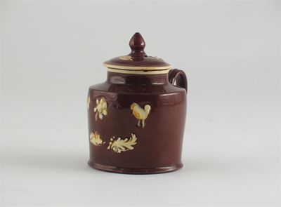 Appraisal: An Astbury-type redware mustard pot and cover sprigged with pipe