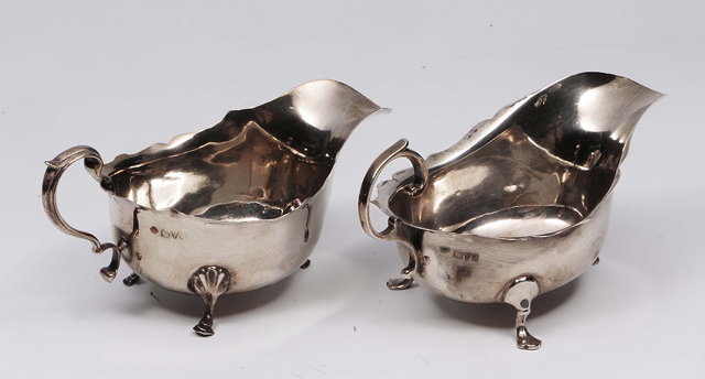 Appraisal: A pair of Georgian style silver sauce boatsof baluster form