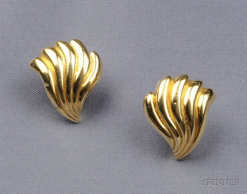 Appraisal: kt Gold Earclips designed as wave motifs dwt lg in