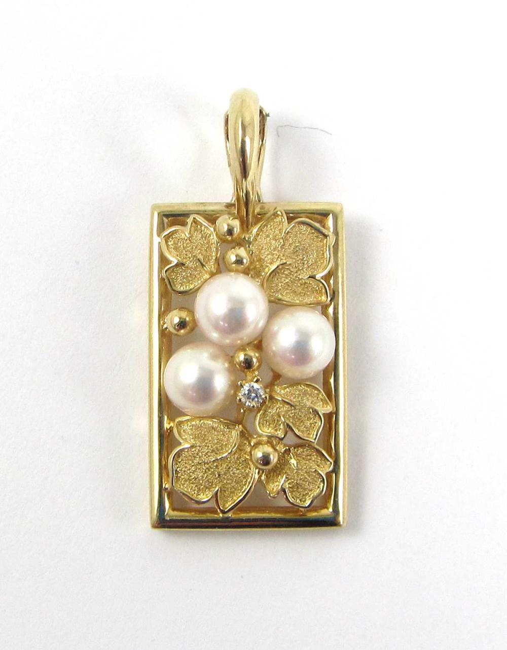 Appraisal: PEARL AND DIAMOND PENDANT Round pearls Round-cut diamond K gold