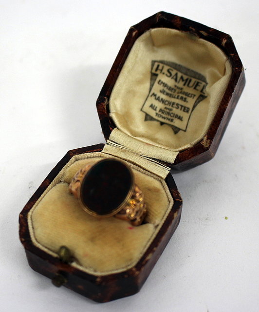 Appraisal: A LATE TH CENTURY CARAT GOLD HARDSTONE SET SIGNET RING