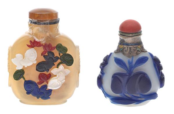 Appraisal: A GLASS OVERLAY SNUFF BOTTLES AND AN AGATE SNUFF BOTTLE