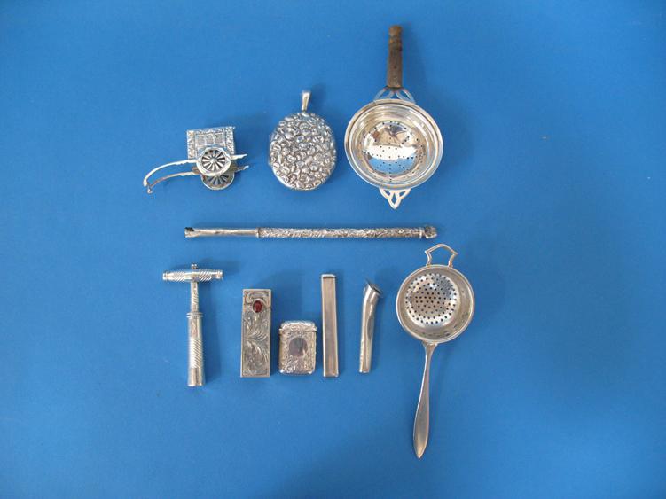 Appraisal: A SMALL COLLECTION OF SILVER ITEMS comprising a cork screw