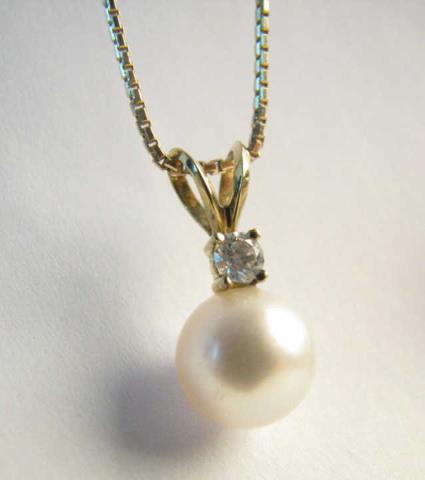 Appraisal: An mm cultured pearl pendant on a K yellow gold