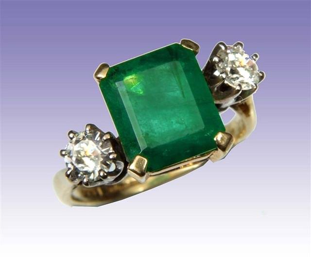 Appraisal: AN EMERALD AND DIAMOND CT GOLD RING