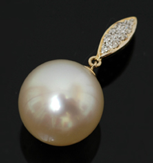 Appraisal: A South Sea pearl pendant The round pearl of creamy