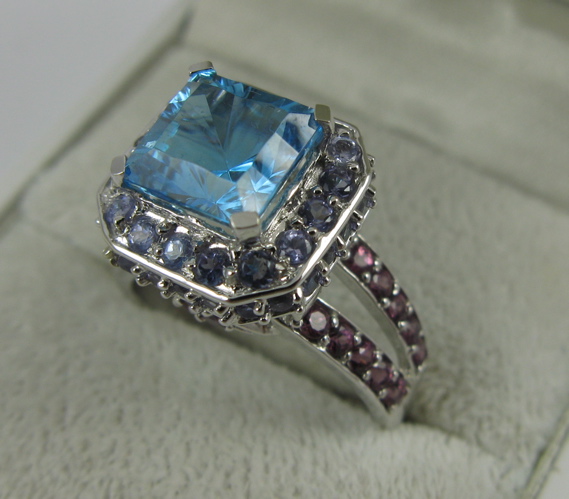 Appraisal: BLUE TOPAZ DIAMOND AND K WHITE GOLD RING centering a