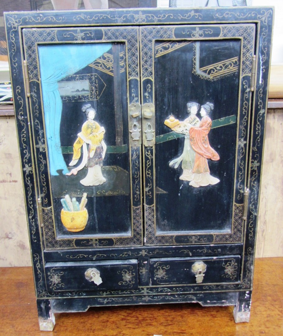 Appraisal: An early th century small Chinese black lacquer chinoiserie decorated