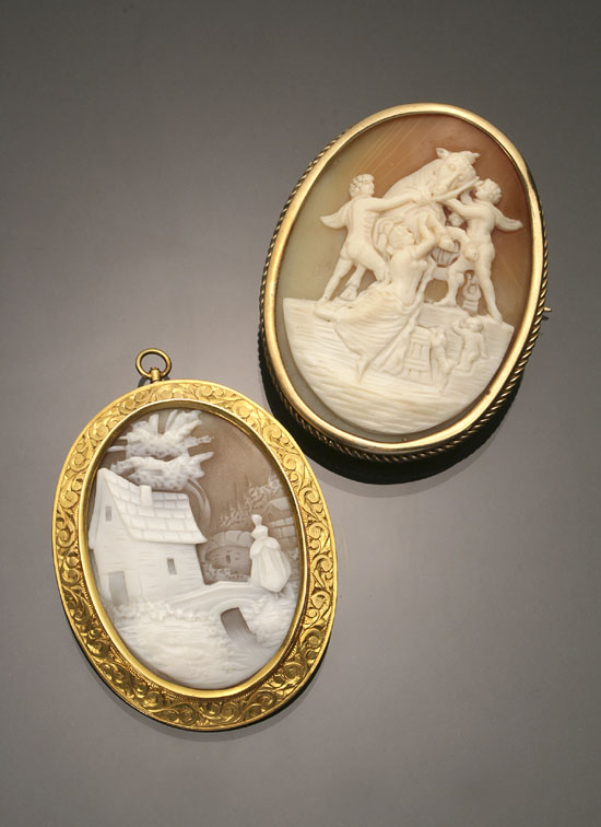 Appraisal: Two Victorian Yellow-Gold and Shell Cameo Brooches Late th-Early th