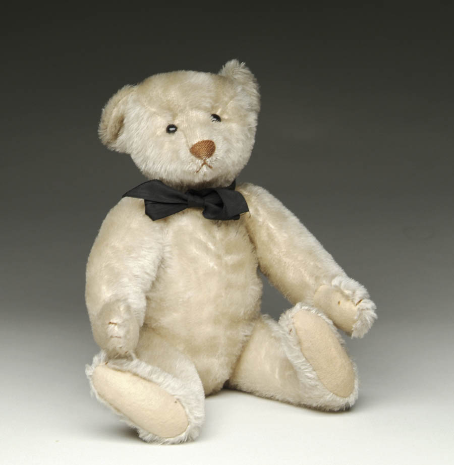 Appraisal: BLANK BUTTON WHITE STEIFF BEAR Cute bear with shoe button