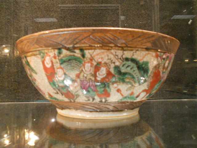 Appraisal: A Chinese famille rose porcelain Canton style covered circular bowl