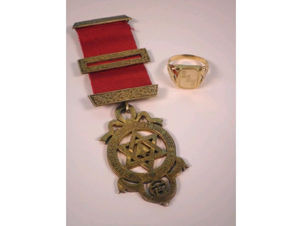 Appraisal: A ct gentleman's swivel Masonic signet ring together with a