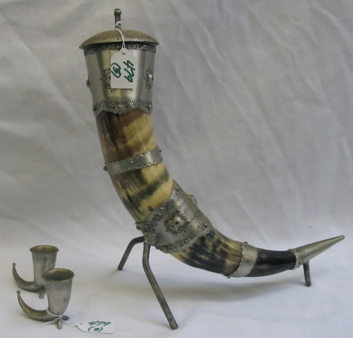 Appraisal: HUNTER'S DRINKING HORN with two stand-cups The in long curved