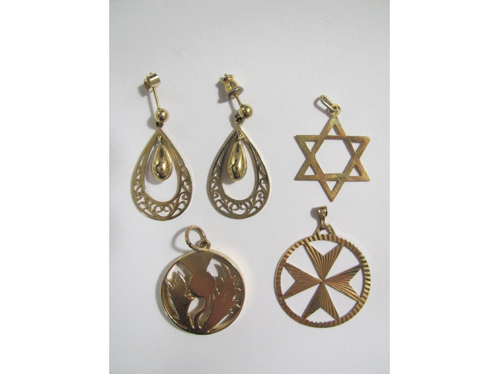 Appraisal: Lot of ct gold to include three pendants and a