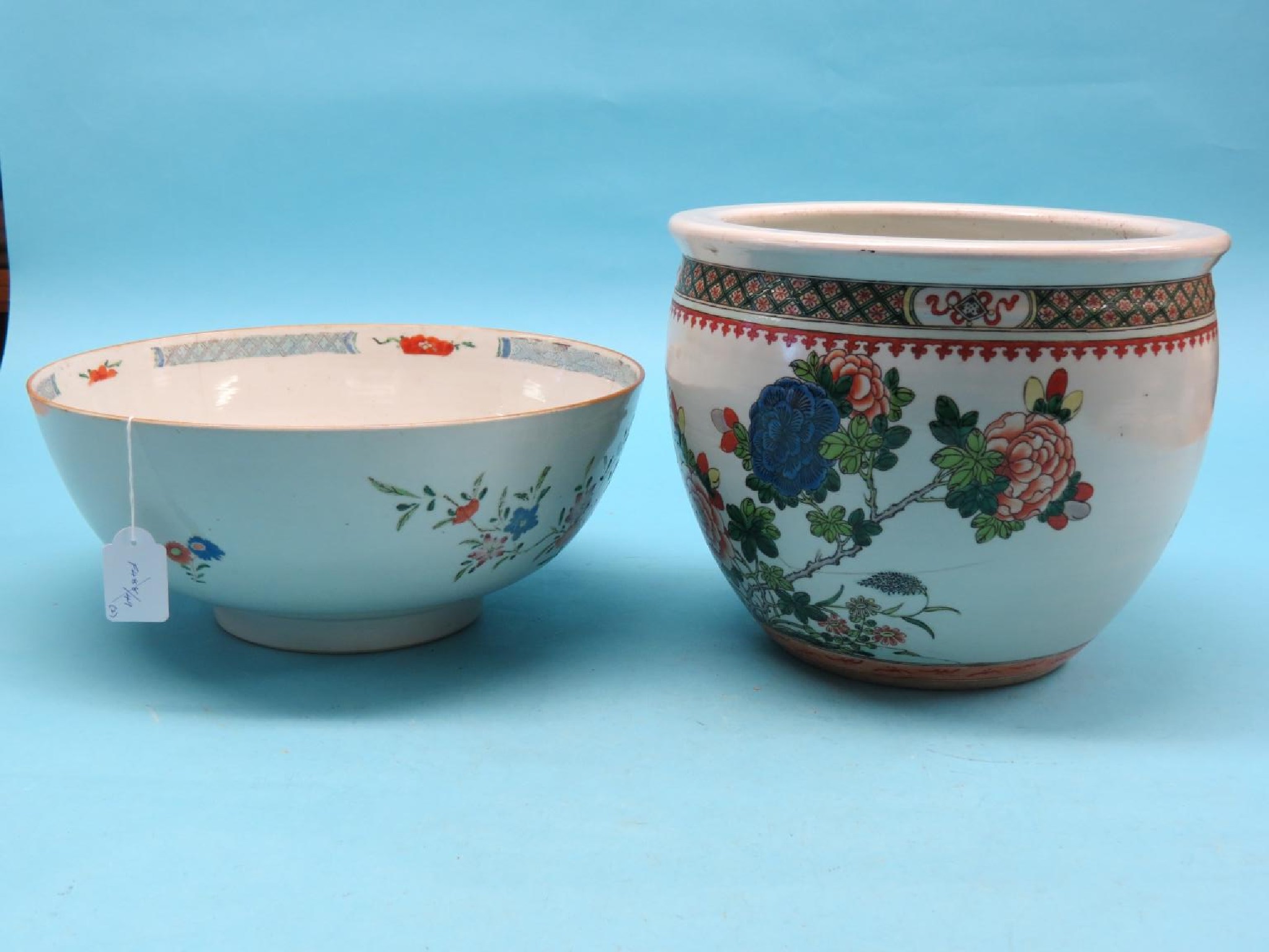 Appraisal: A large Chinese export porcelain bowl brightly painted with chrysanthemum