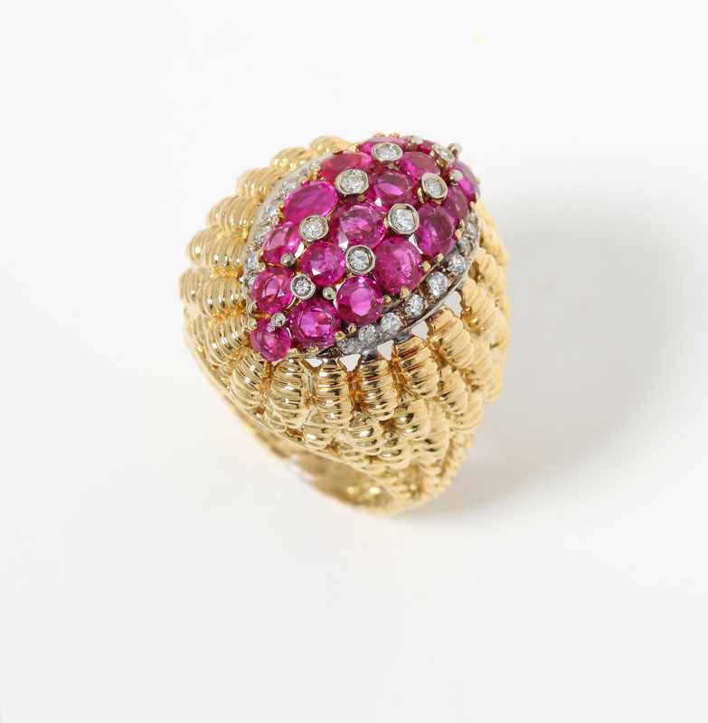 Appraisal: K yellow gold wire and textured ring set with rubies