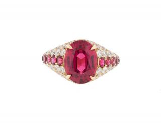 Appraisal: AN ORANGE-RED SPINEL AND DIAMOND RING Beautiful unusually colored spinels