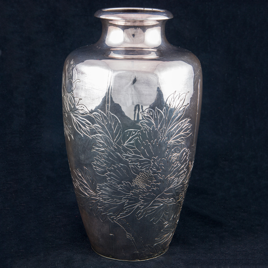 Appraisal: A JAPANESE SILVER VASE A Japanese silver vase a baluster