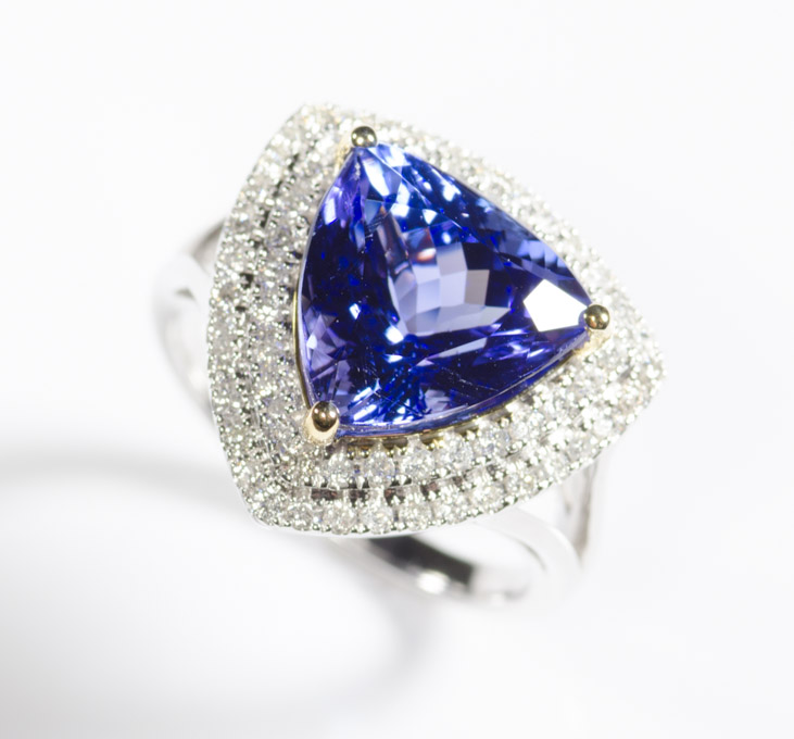 Appraisal: TANZANITE DIAMOND AND WHITE GOLD RING The k white gold