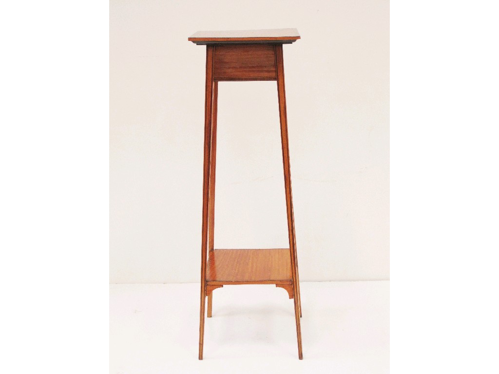 Appraisal: An Edwardian satinwood Jardiniere Stand with crossbanded top on slender