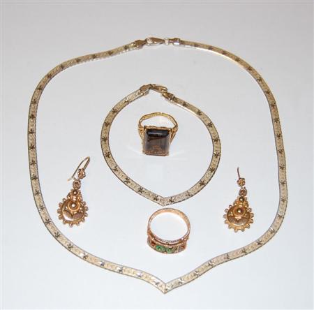 Appraisal: A small collection of jewellery to include a mesh curb