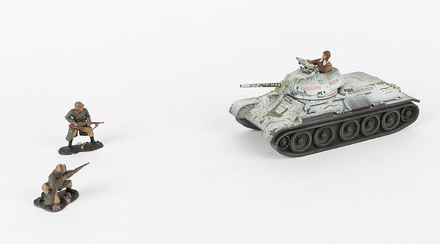 Appraisal: A BRITIANS 'STALINGRAD' MODEL RUSSIAN TANK with commander and two