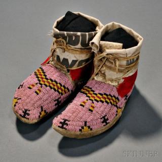 Appraisal: Pair of Northern Plains Beaded Moccasins c beaded on canvas