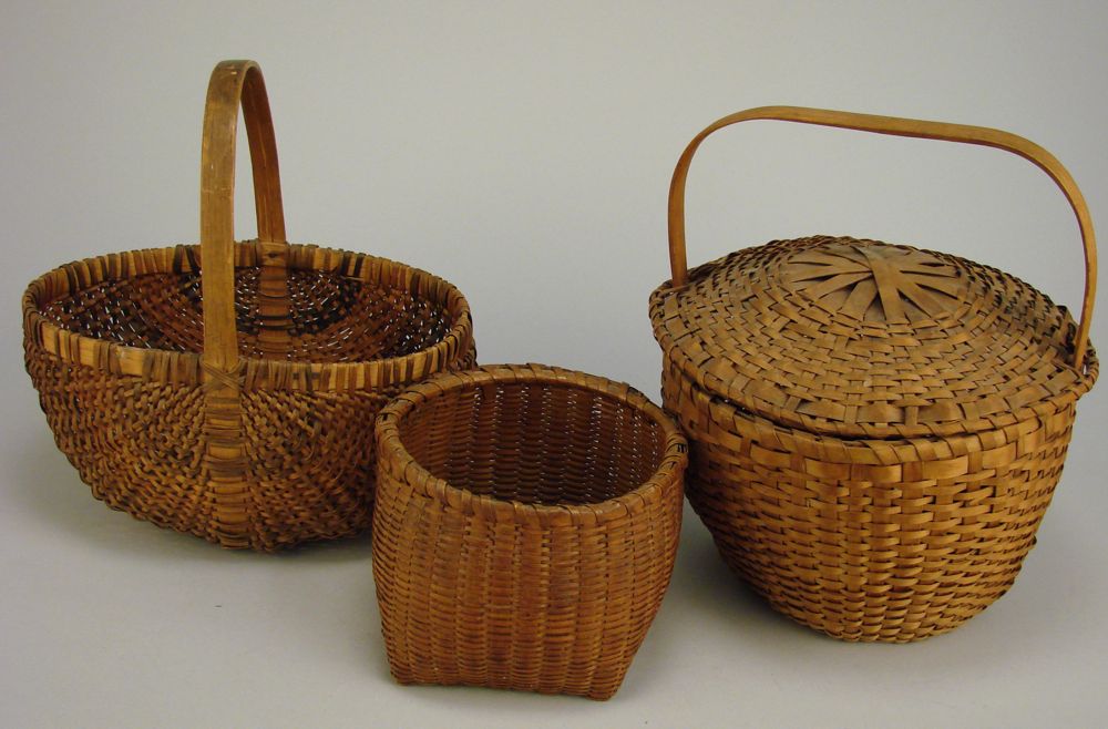 Appraisal: THREE NATIVE AMERICAN SPLINTWORK BASKETS Northeastern Region th CenturyOne covered