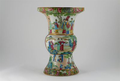 Appraisal: A Chinese Canton famille rose vase painted with three bands