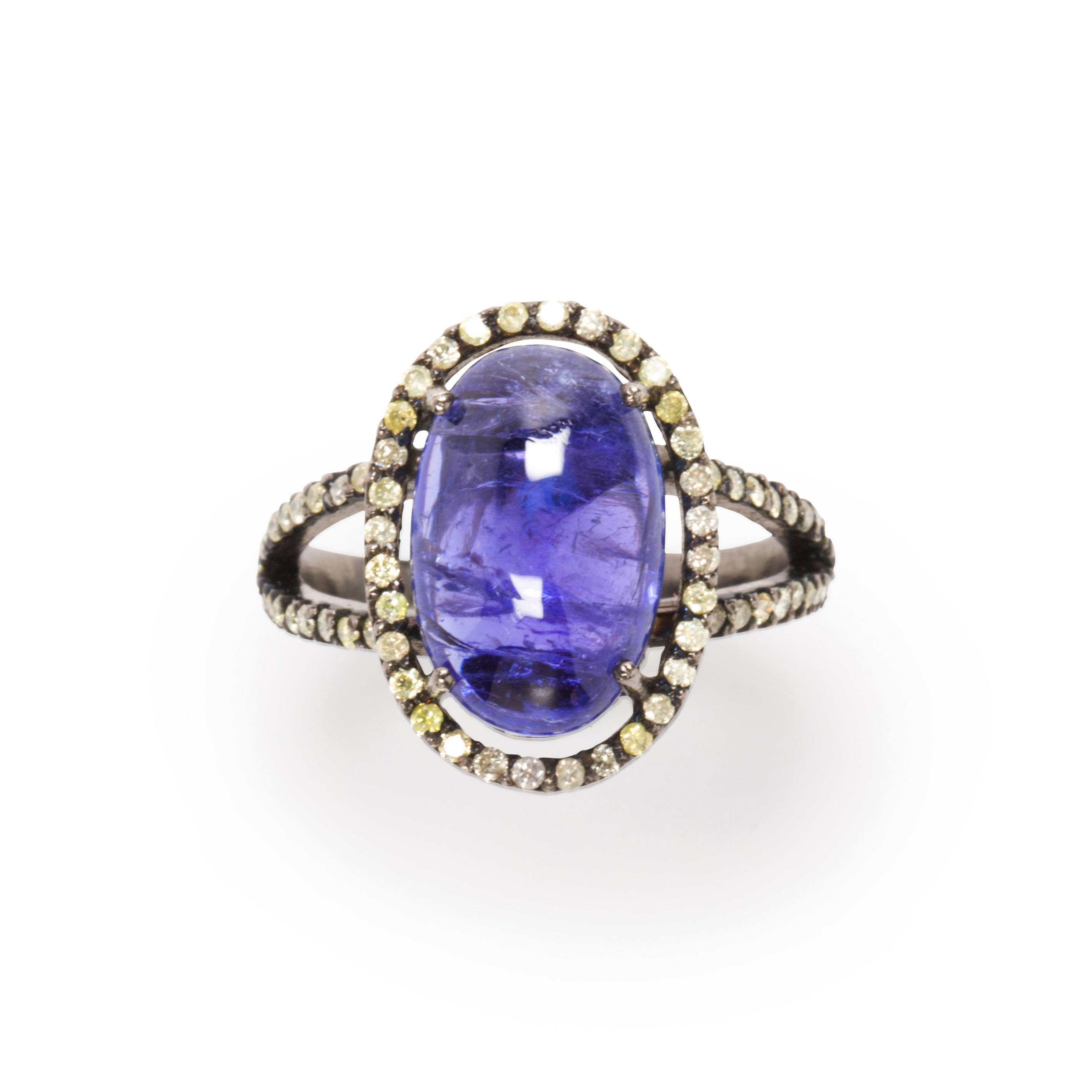 Appraisal: A TANZANITE AND DIAMOND RING A tanzanite and diamond ring