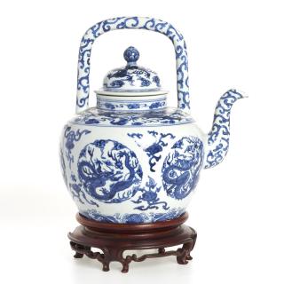 Appraisal: Chinese blue and white porcelain dragon teapot Chinese blue and